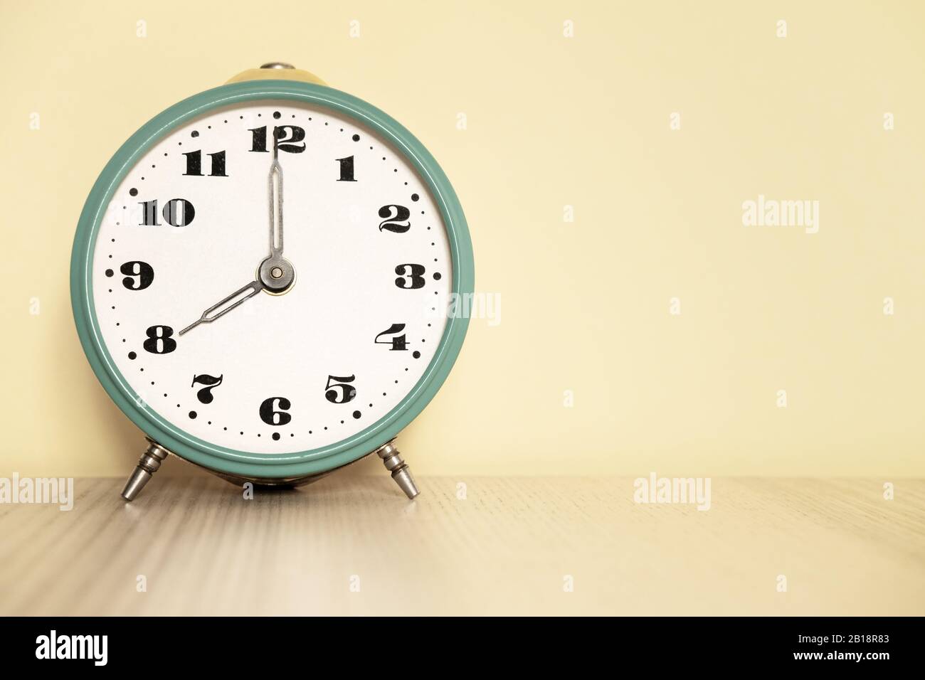 Orologio analogico antico con mani impostate alle 08:00. 20:00 la sveglia è  sul tavolo Foto stock - Alamy