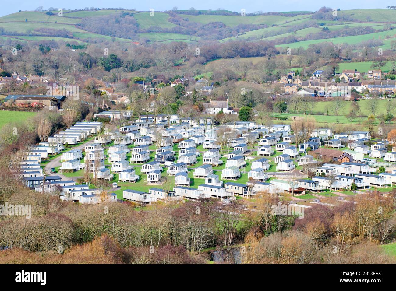 Case vacanze in un parco caravan in una valle a Seatown, Dorset, Inghilterra in una giornata invernale. Foto Stock