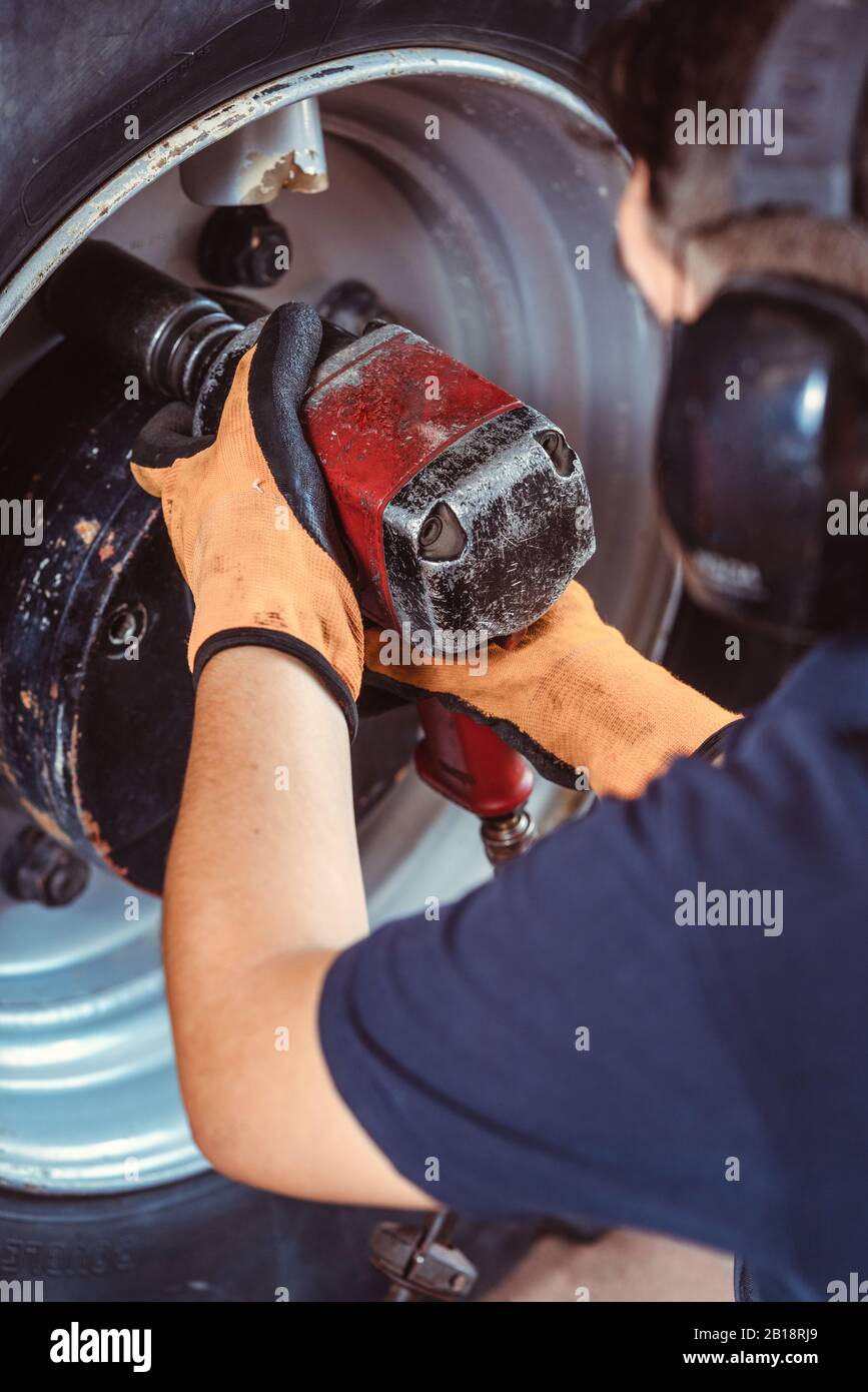Close-up della macchina agricola di lavoro meccanico sulla ruota Foto Stock