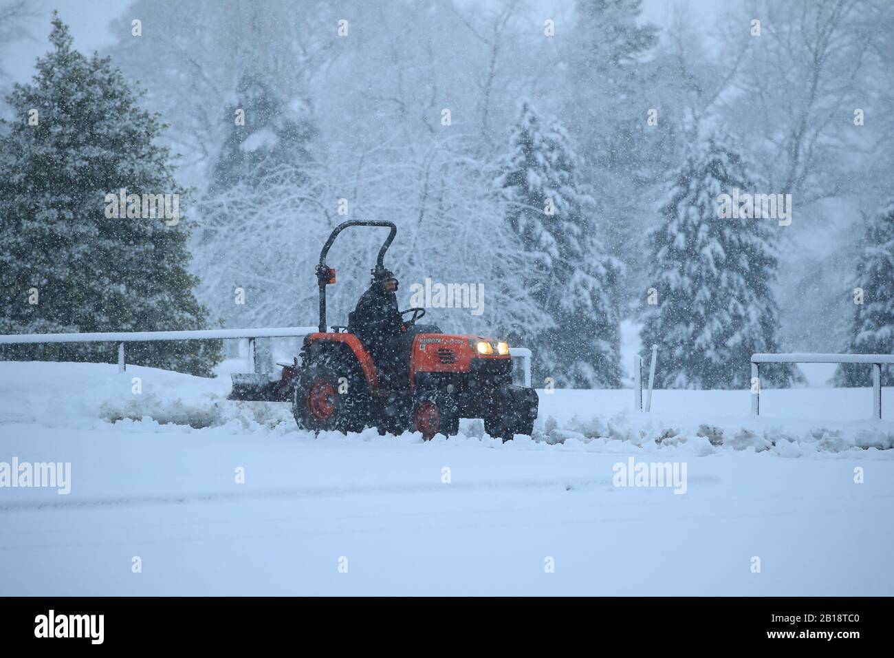 La neve viene eliminata dal parcheggio del Bedale Golf Club, North Yorkshire, dopo una notte di neve in alcune zone del Regno Unito. Foto Stock