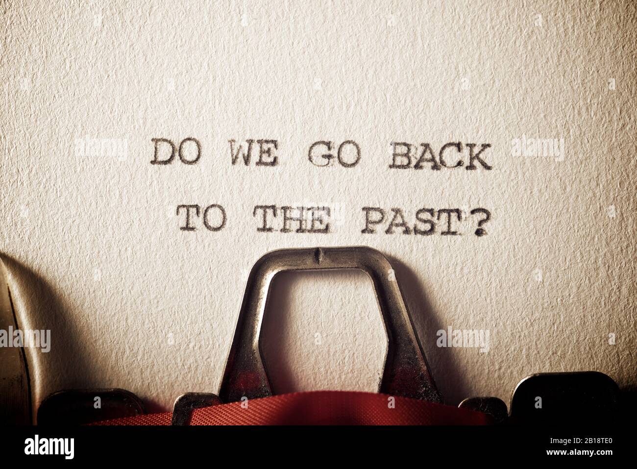 La domanda, Torniamo al passato?, scritta con una macchina da scrivere. Foto Stock