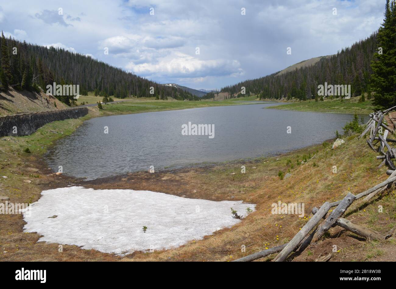 Inizio estate in Colorado: Poudre Lake e Trail Ridge Road vicino al Continental Divide e Milner Pass nel Rocky Mountain National Park Foto Stock