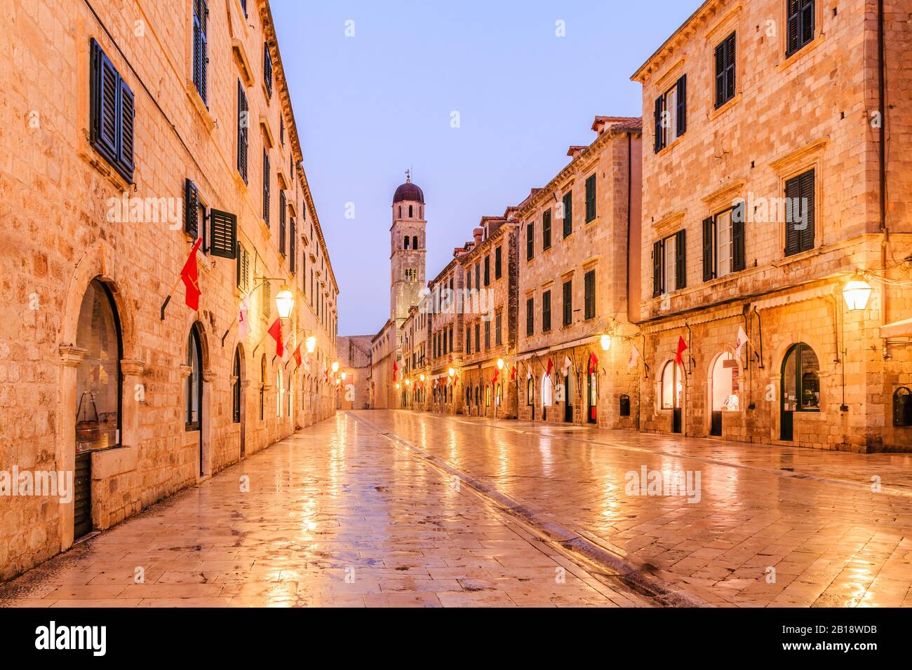 Vista notturna sulla vecchia strada storica di Stradun nel centro storico di Dubrovnik, Croazia. Foto Stock