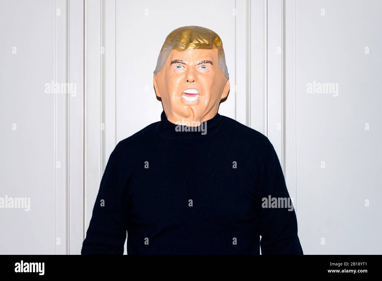 Uomo che indossa la maschera in lattice di Donald Trump Foto Stock