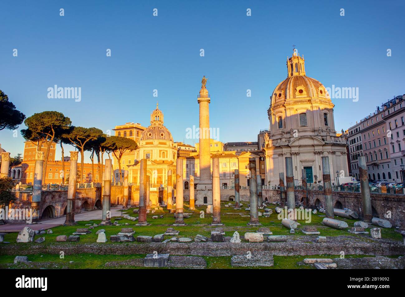 Veduta del Foro di Traiano, sullo sfondo La Colonna di Traiano e la Chiesa del Santo Nome di Maria al Foro di Traiano. Roma, Italia Foto Stock