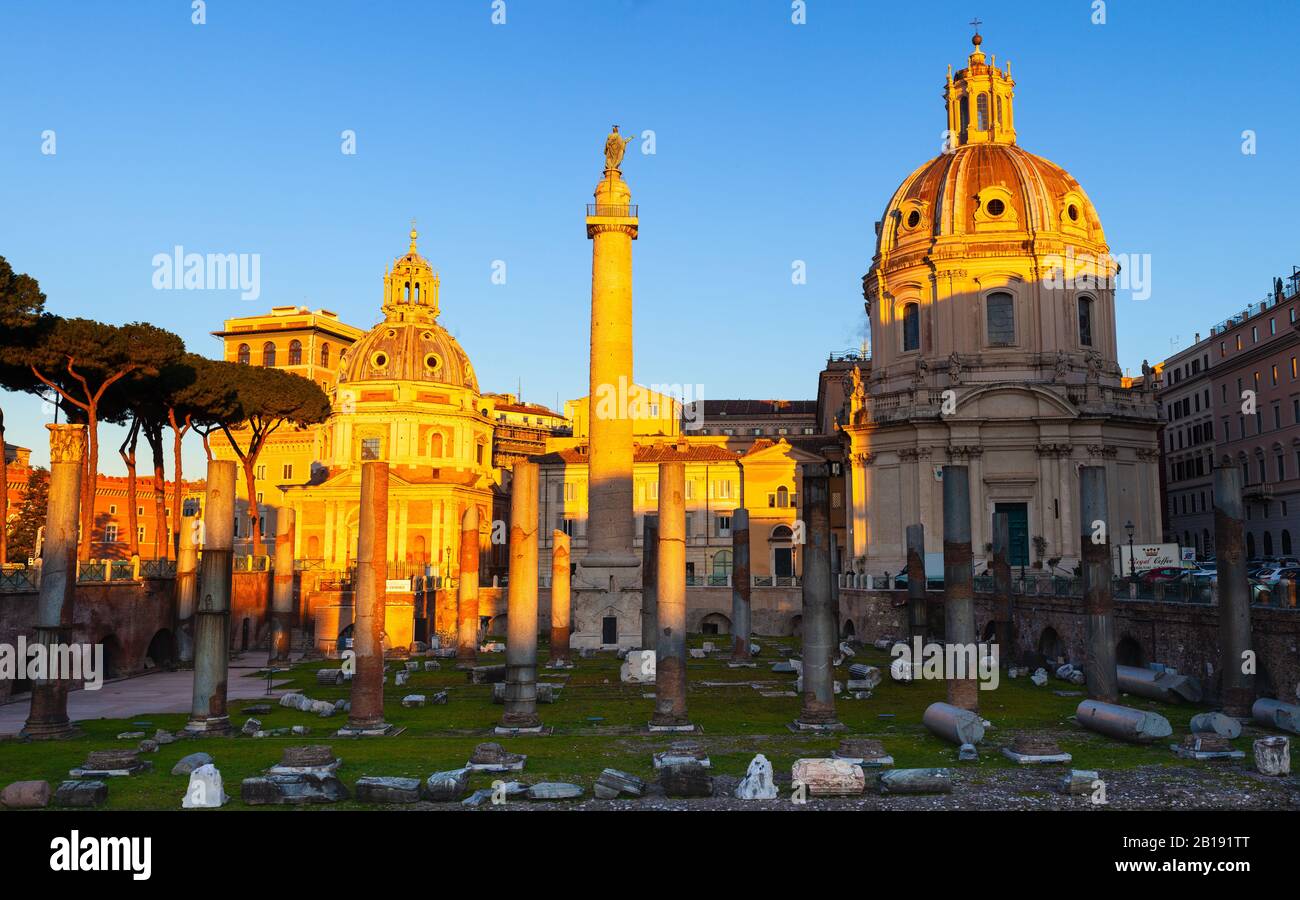 Veduta del Foro di Traiano, sullo sfondo La Colonna di Traiano e la Chiesa del Santo Nome di Maria al Foro di Traiano. Roma, Italia Foto Stock