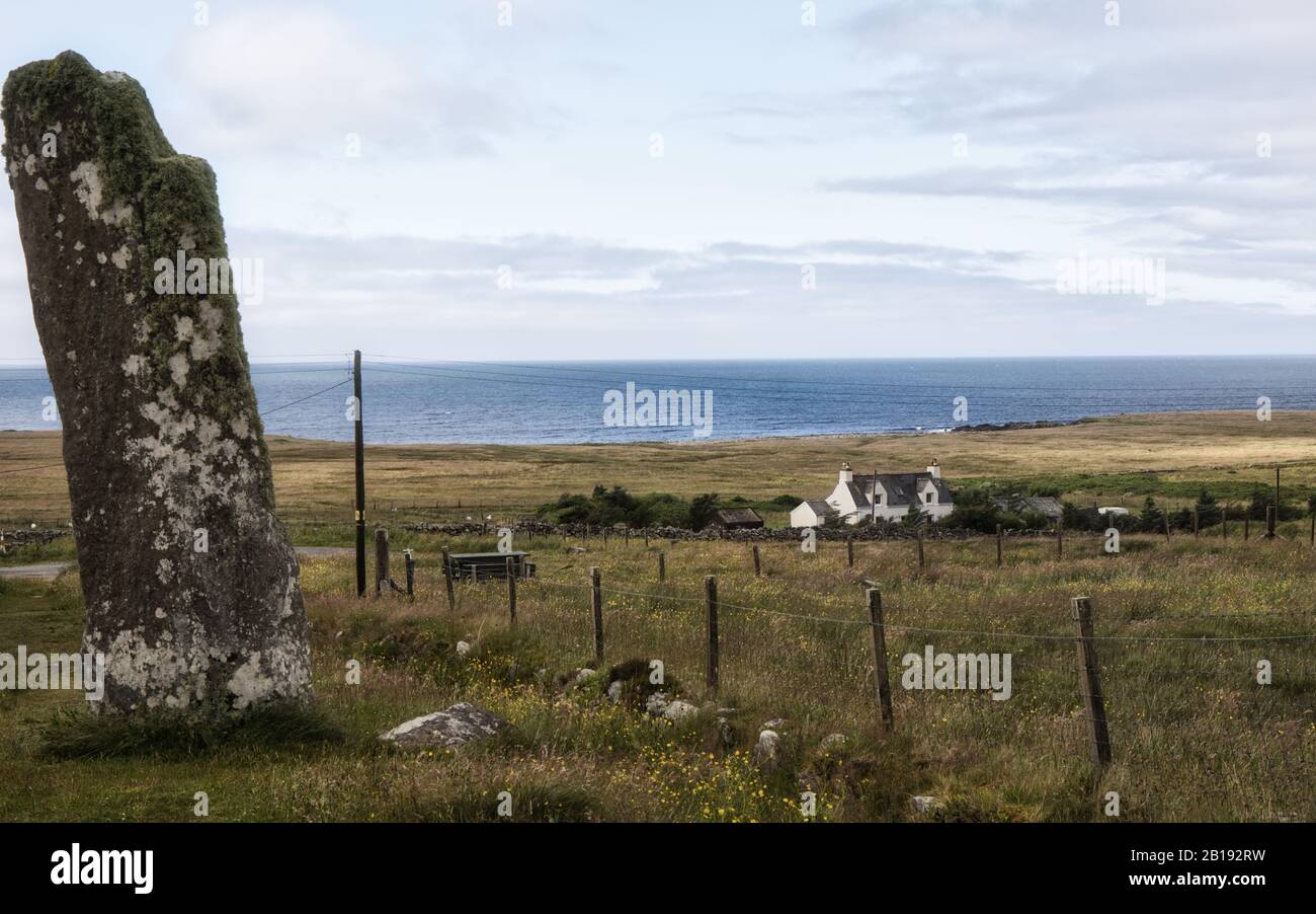 Trussel Stone (Clach an Trushal in Gaelico) è situato nel villaggio di Ballantrushal sul lato ovest dell'isola di Lewis, Ebridi esterne, Scozia Foto Stock