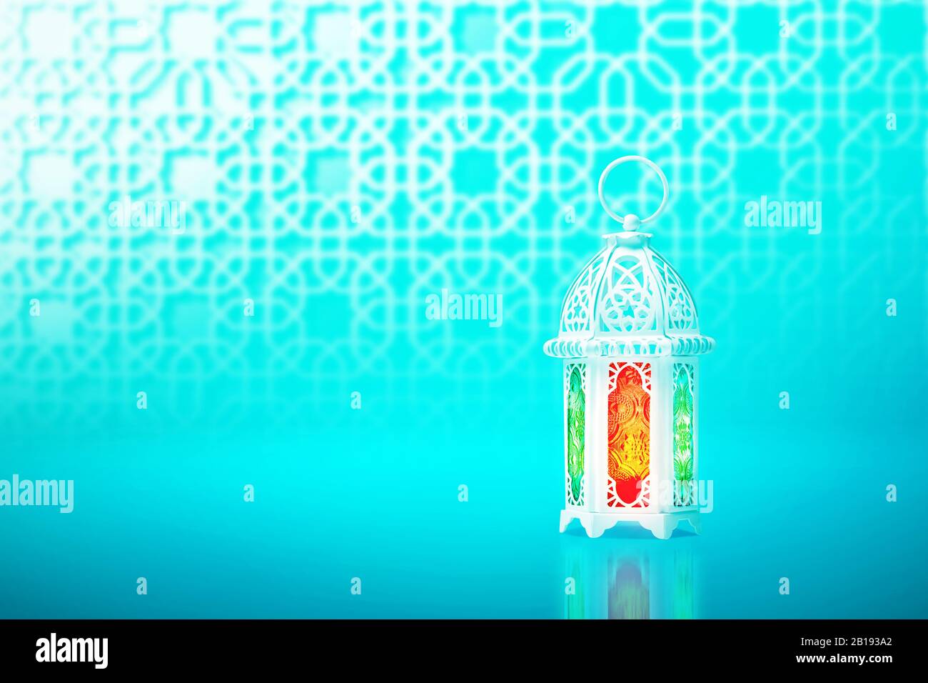 Lampada araba con luce colorata su sfondo blu Foto Stock