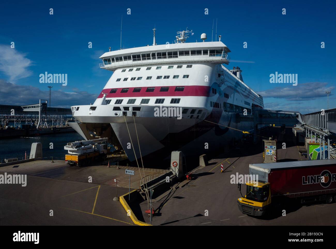 23 Aprile 2019, Tallinn, Estonia. Attrezzatura speciale chiamate in traghetto ad alta velocità passeggeri e auto della spedizione estone riguarda Tallink Baltic Queen i Foto Stock