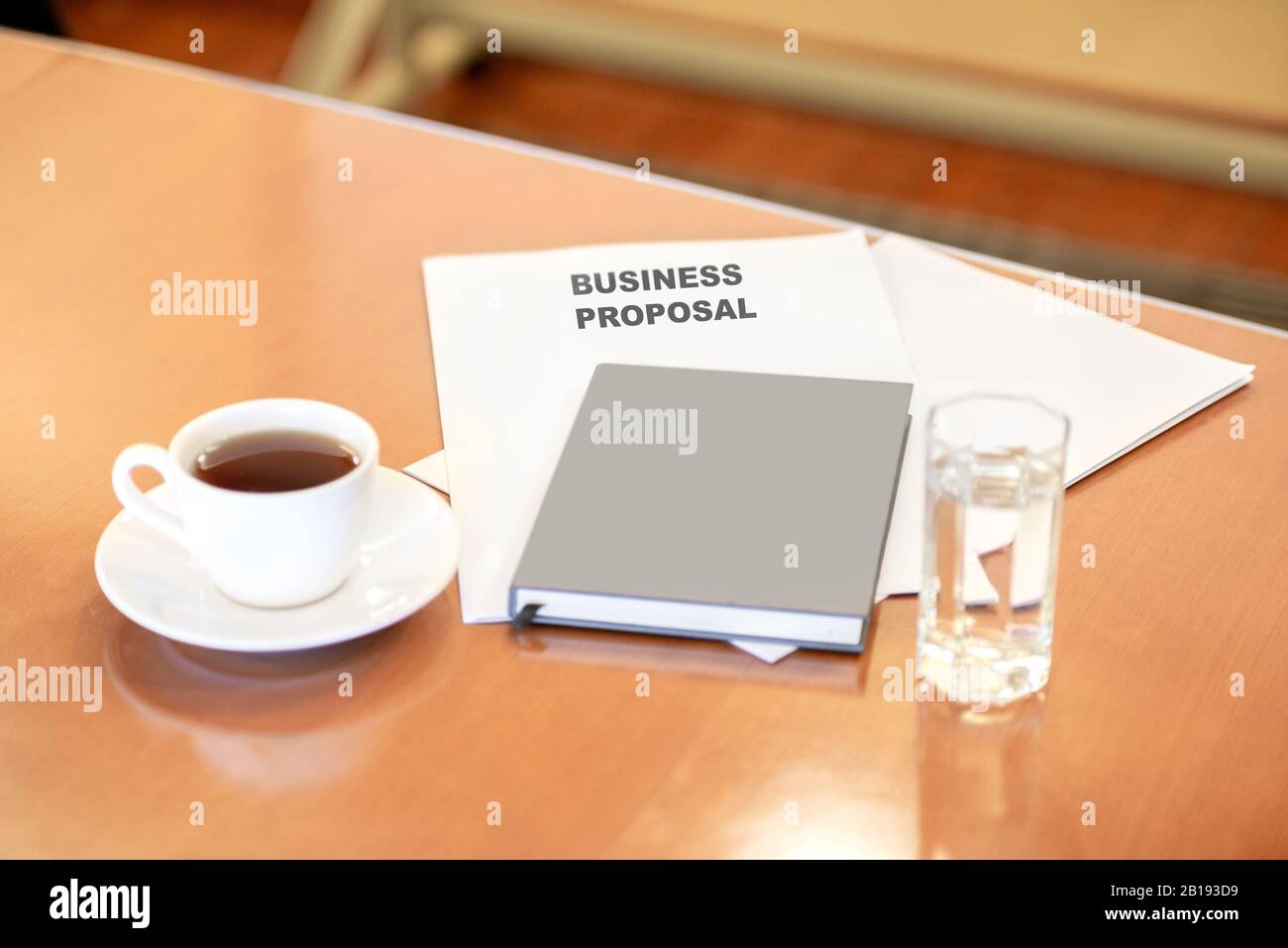 Documentazione e proposta aziendale sulla scrivania sul luogo di lavoro Foto Stock