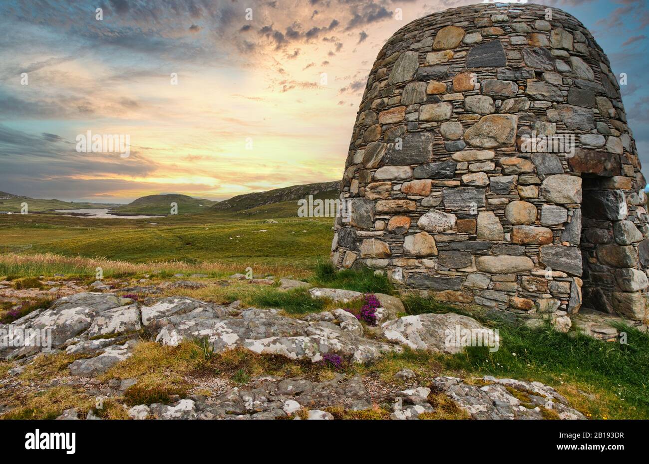 Pairc Deer Raiders Memorial, una cairn di pietra situata in un paesaggio mozzafiato e remoto sull'isola Ebrida di Lewis, Scozia Foto Stock