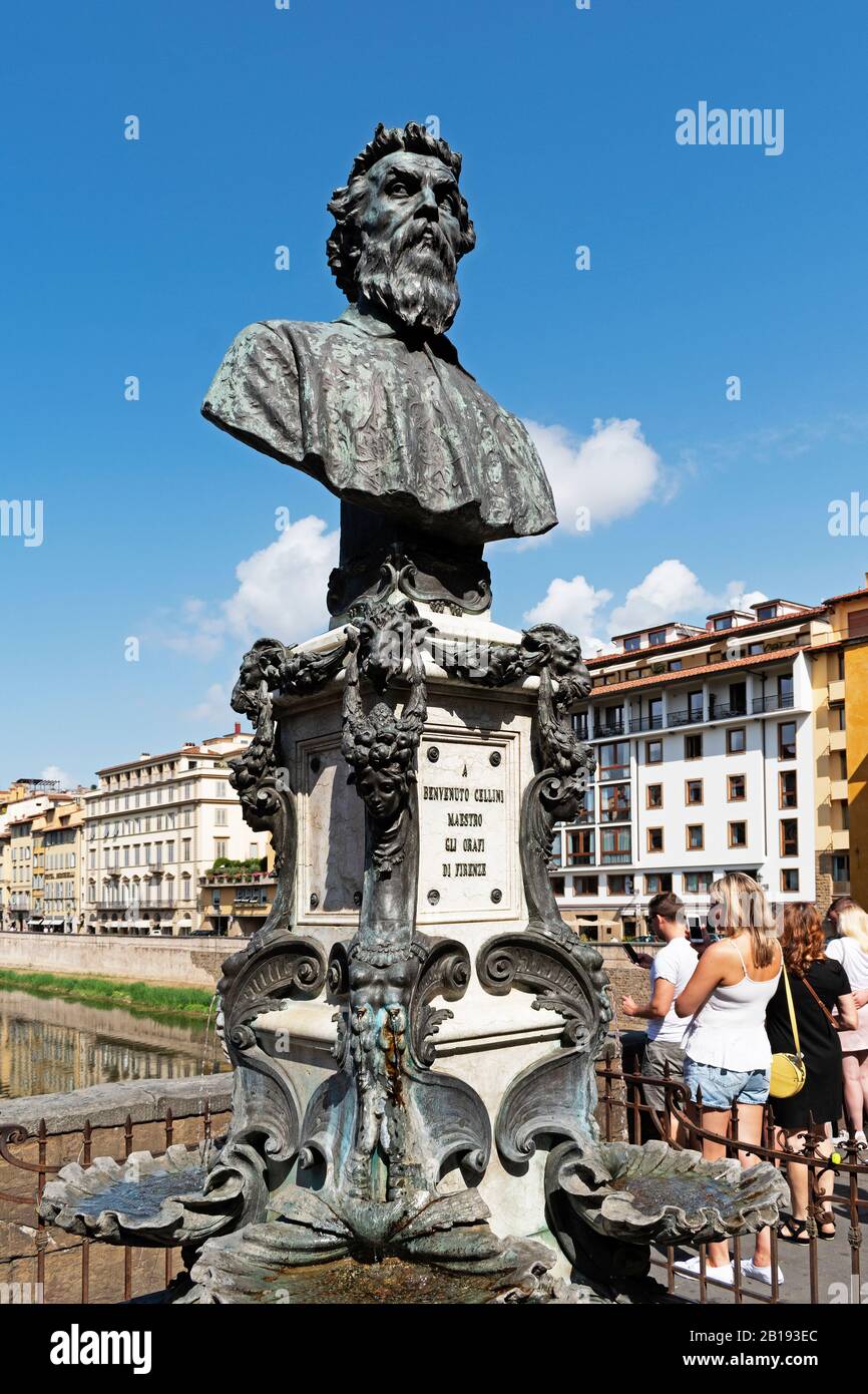 scultura in bronzo di famoso orafo italiano, scultura, disegnatore, soldato, musicista e artista nella città di firenze, toscana, italia. Foto Stock