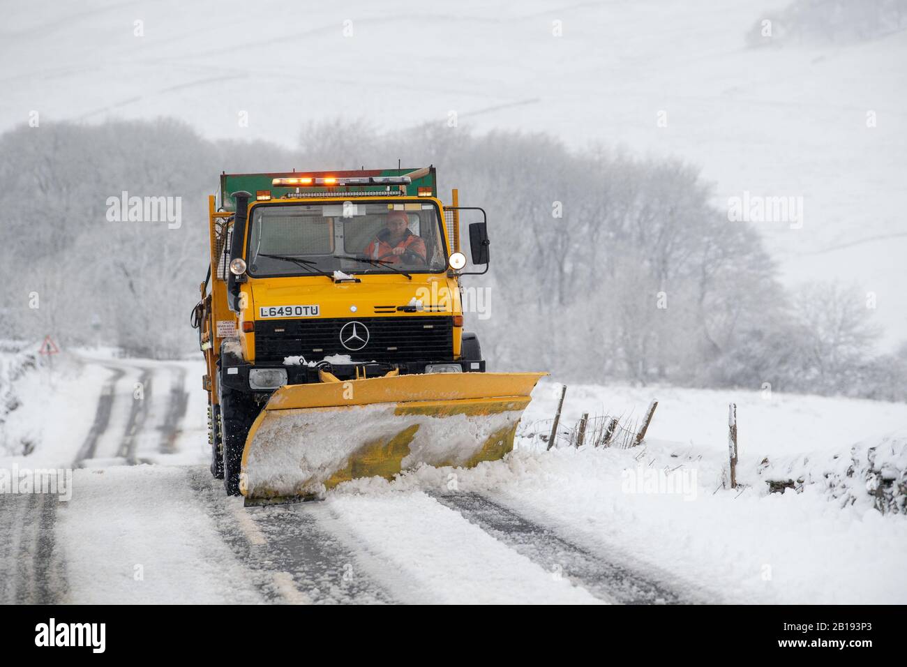 Wensleydale, North Yorkshire, Regno Unito. 24th Feb, 2020. Spazzaneve tenere aperto il Newby Head Pass tra Hawes e Ingleton nello Yorkshire Dales, UK Credit: Wayne HUTCHINSON/Alamy Live News Credit: Wayne HUTCHINSON/Alamy Live News Foto Stock