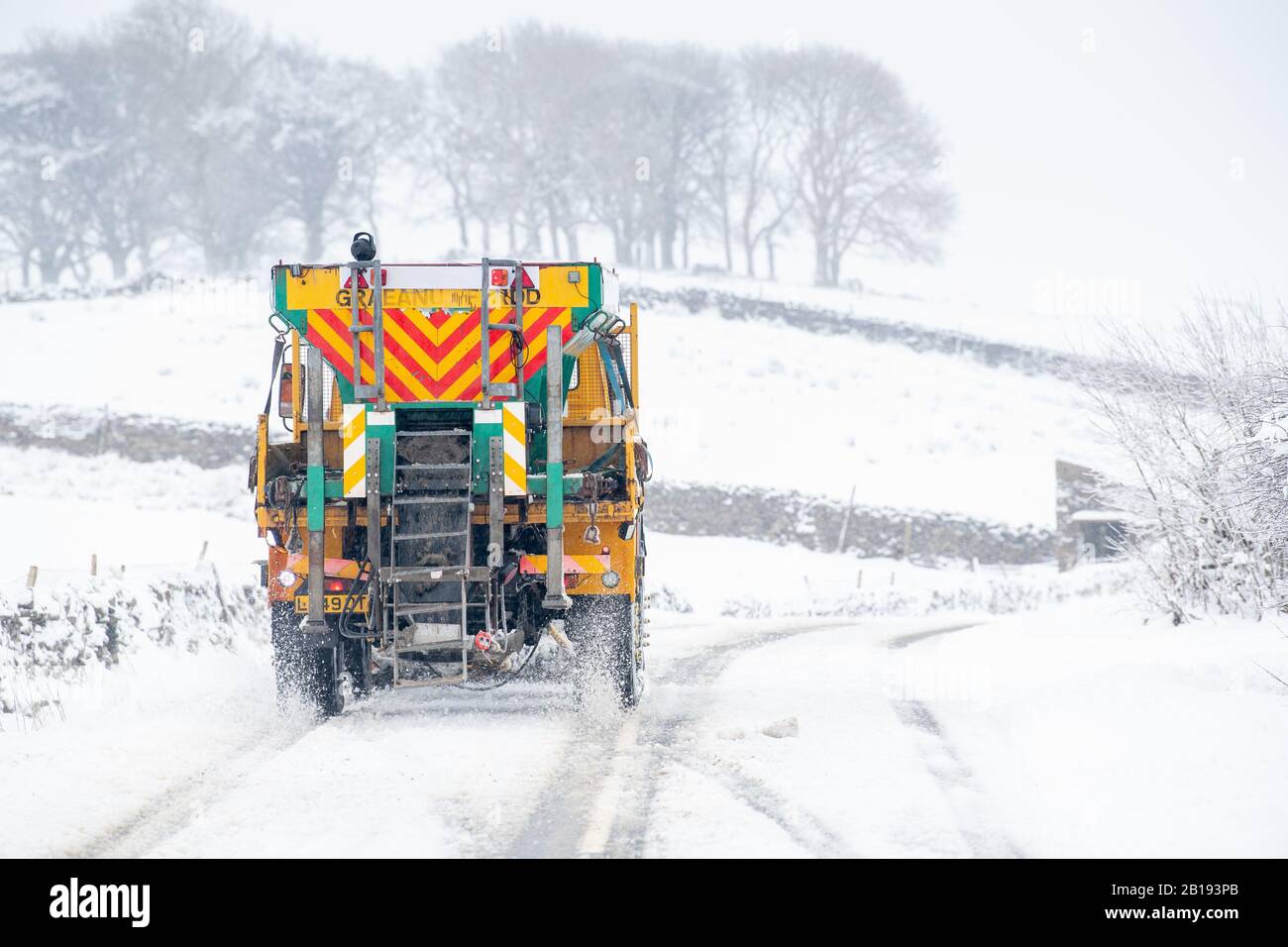 Wensleydale, North Yorkshire, Regno Unito. 24th Feb, 2020. Spazzaneve tenere aperto il Newby Head Pass tra Hawes e Ingleton nello Yorkshire Dales, UK Credit: Wayne HUTCHINSON/Alamy Live News Credit: Wayne HUTCHINSON/Alamy Live News Foto Stock