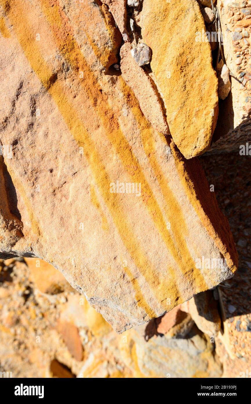Vista verticale di una roccia contenente ossido di ferro, Chambers Pillar Historical Reserve, Northern Territory, NT, Australia Foto Stock