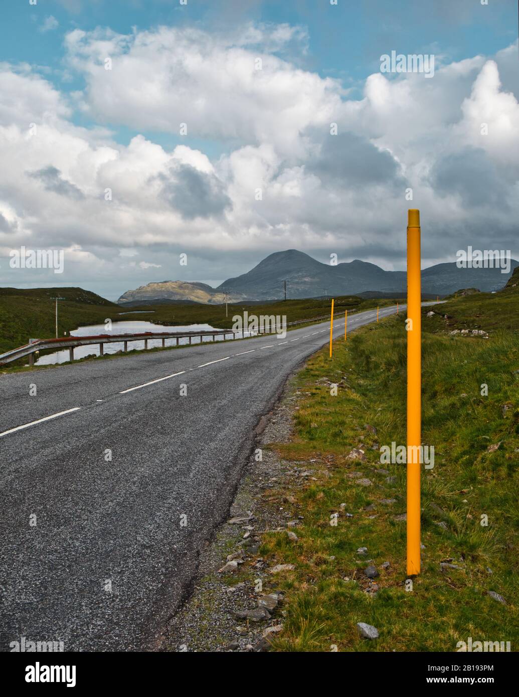 I pali da neve gialli riflettenti lungo il lato dell'autostrada per fornire una guida ai conducenti, l'Isola di Lewis e Harris, Ebridi esterne, Scozia Foto Stock