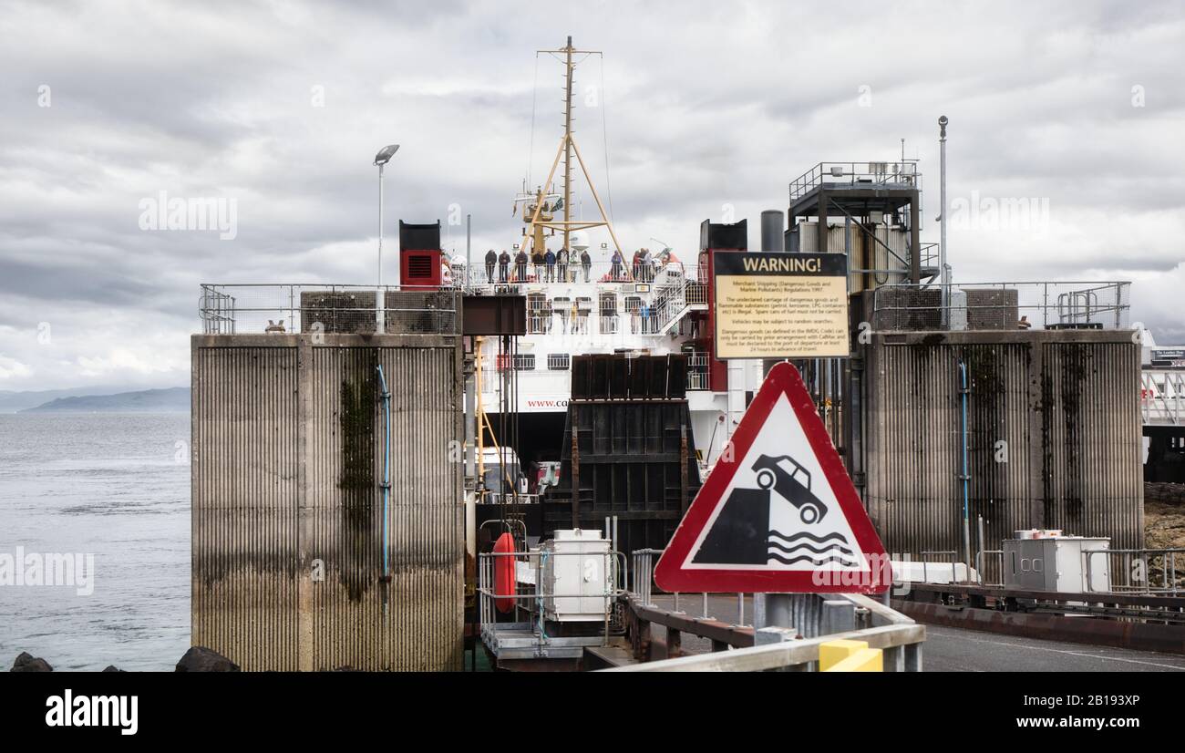 Auto che cade in acqua cartello di avvertimento e Caledonian MacBrayne traghetto che arriva a Armadale sull'isola di Skye da Mallaig, Inner Hebrides, Scozia Foto Stock