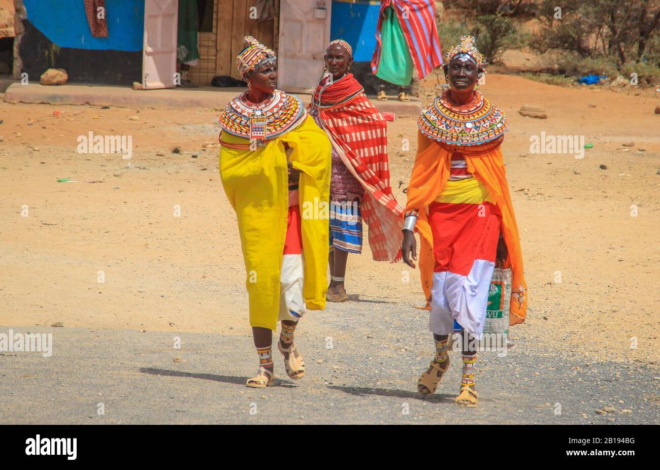Marsabit, Kenya - 16 gennaio 2015: Donne africane della tribù dei Samburu (simili alla tribù dei Masai) in gioiellerie nazionali. Foto Stock