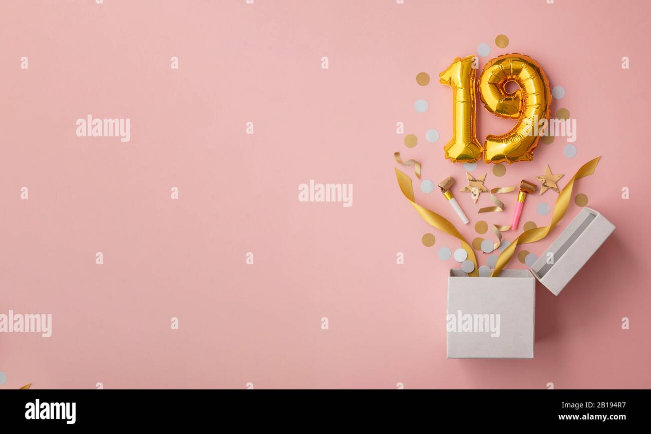 Numero 19 compleanno palloncino celebrazione scatola regalo lay piatto esplosione Foto Stock