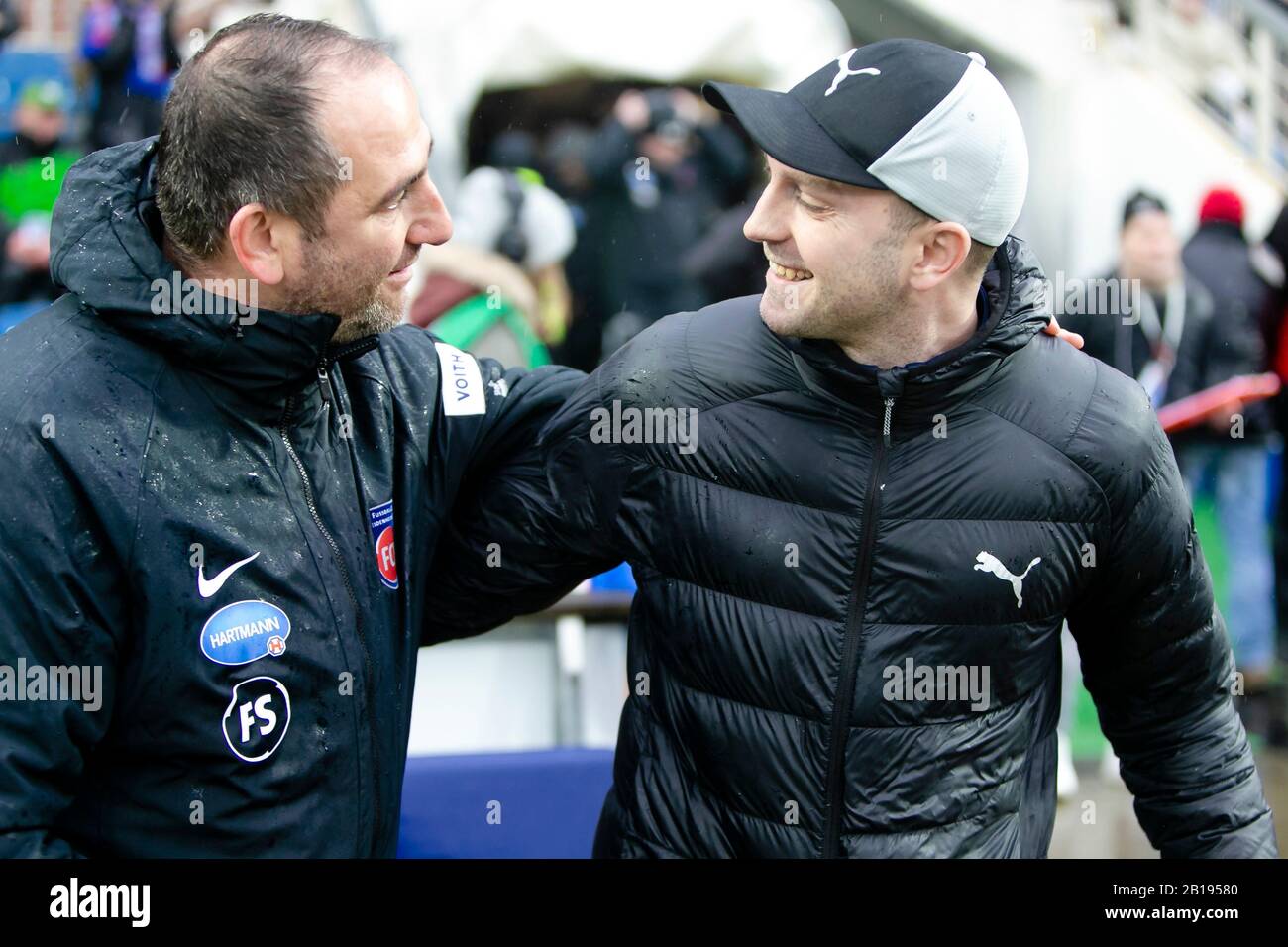 Kiel, Germania. 22nd Feb, 2020. Calcio: 2nd Bundesliga, Holstein Kiel - 1st FC Heidenheim, 23rd matchday. Il coach di Heidenheim Frank Schmidt (l) e il coach di Kiel Ole Werner si accolgono a vicenda. Credito: Frank Molter/dpa - NOTA IMPORTANTE: In conformità con le norme del DFL Deutsche Fußball Liga e del DFB Deutscher Fußball-Bund, è vietato sfruttare o sfruttare nello stadio e/o dal gioco fotografato sotto forma di immagini di sequenza e/o serie di foto video-simili./dpa/Alamy Live News Foto Stock