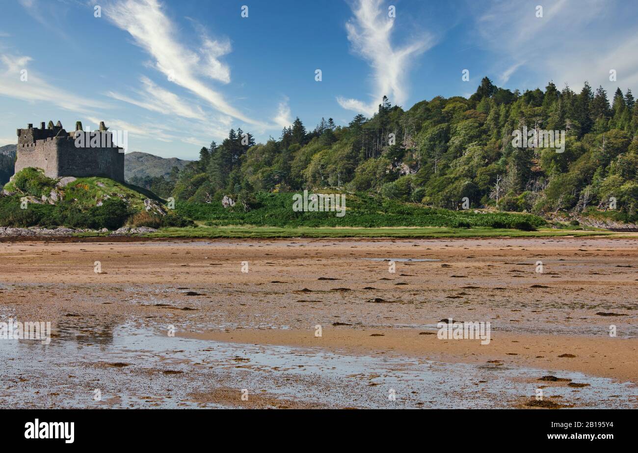 Castello in rovina Tioram sull'isola di marea di Eilean Tioram, Loch Moidart, Lochaber, Highland, Scozia Foto Stock