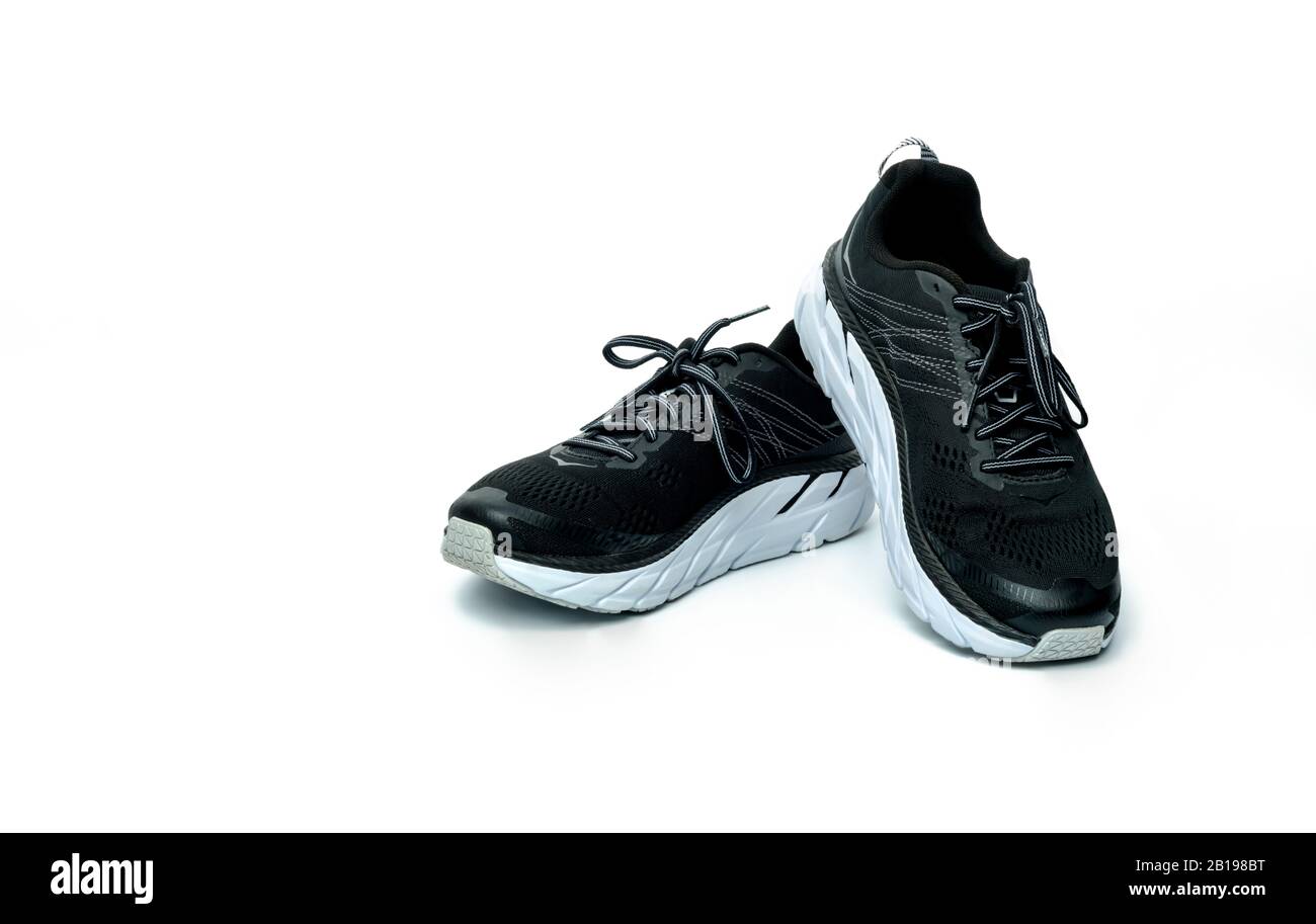 Paio di nuove scarpe da running isolate su sfondo bianco. Sneakers nere. Scarpe sportive in tessuto traspirante con suola in gomma ad alta abrasione. Calzature Foto Stock