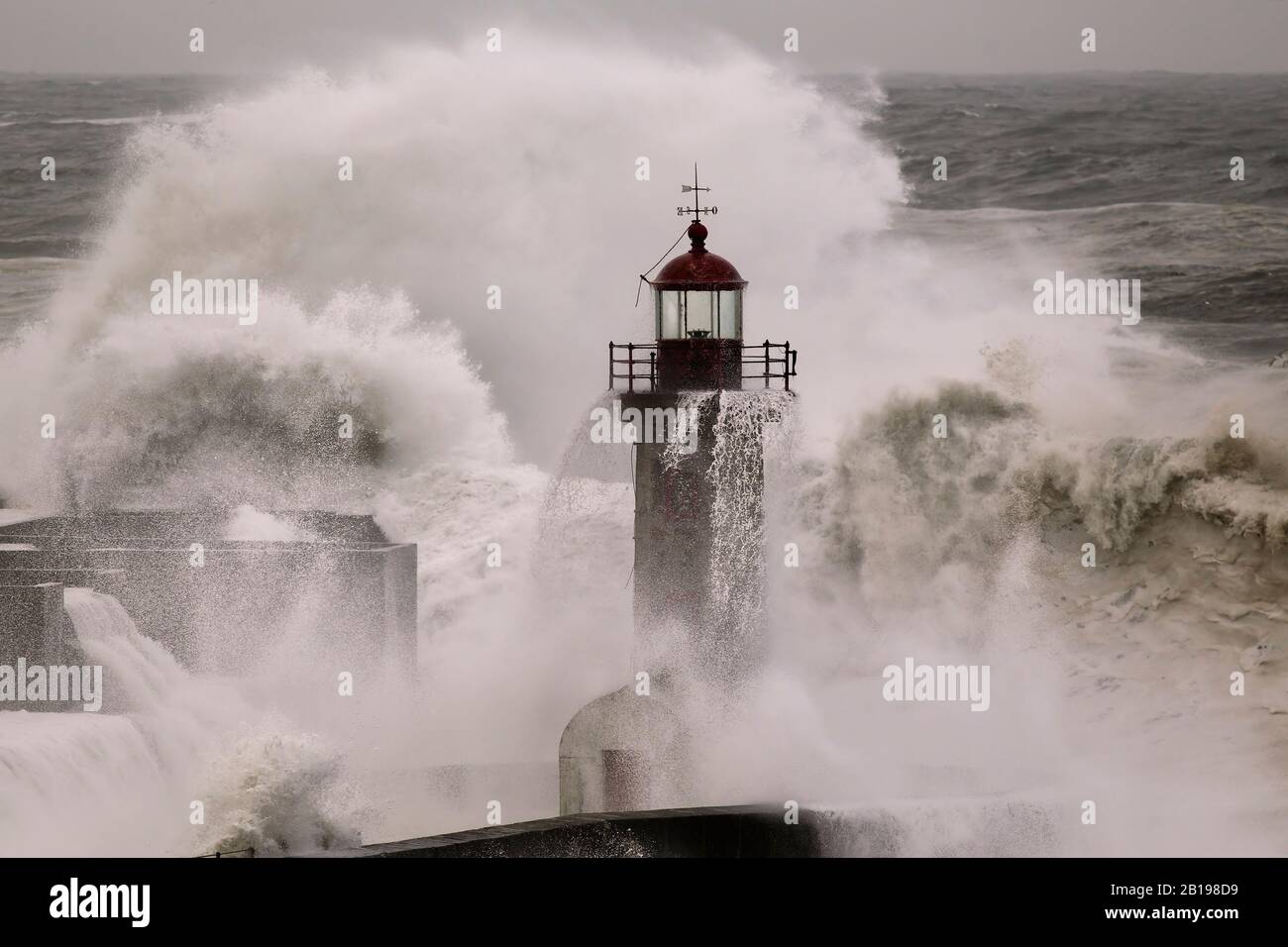 Tempesta in mare. Vecchio molo e faro del fiume Douro. Foto Stock