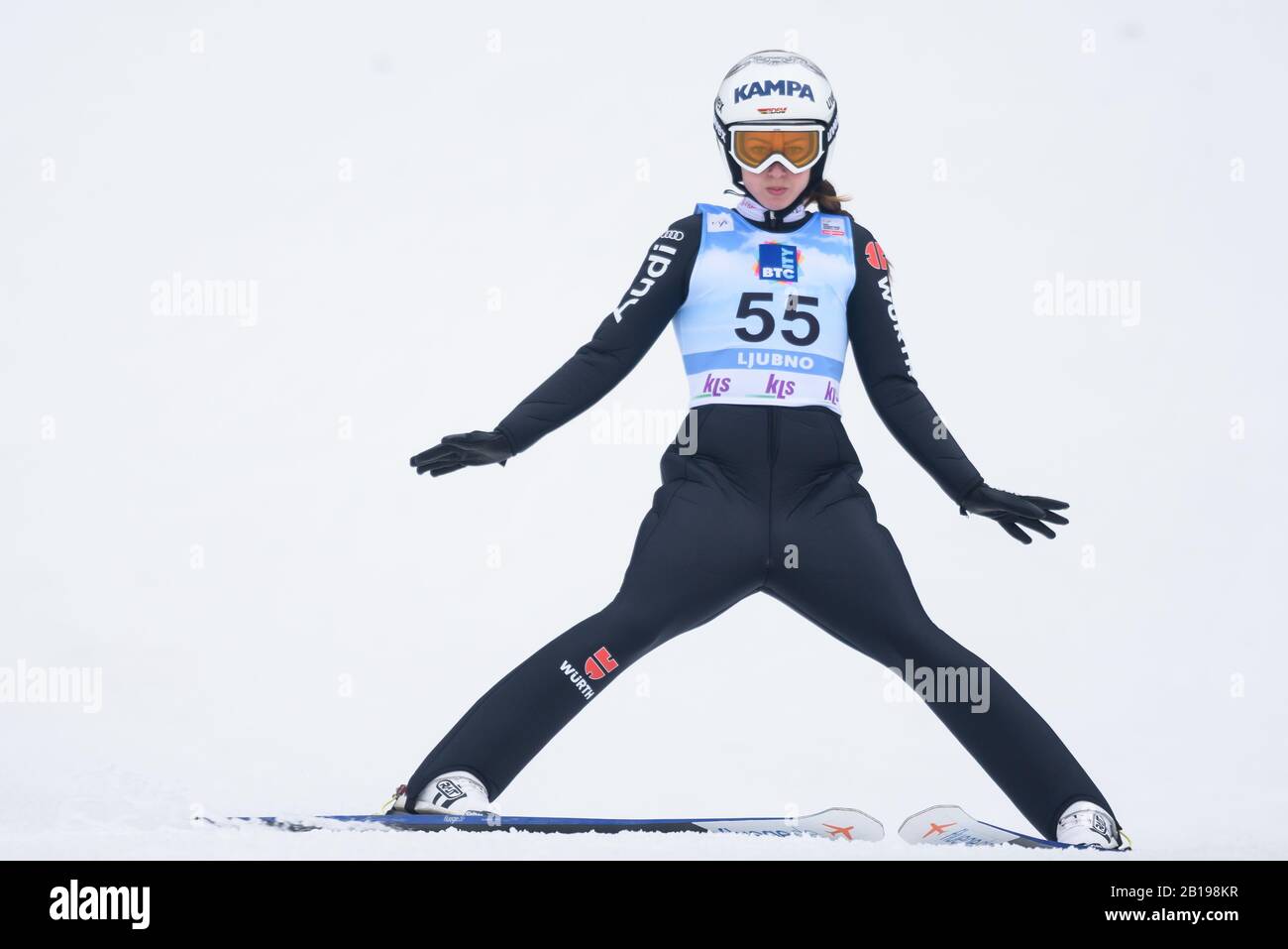 Juliane Seyfarth della Germania compete durante la FIS Ski Jumping World Cup Ljubno 2020 23 febbraio 2020 a Ljubno, Slovenia. (Foto Di Rok Rakun/Pacific Press) Foto Stock