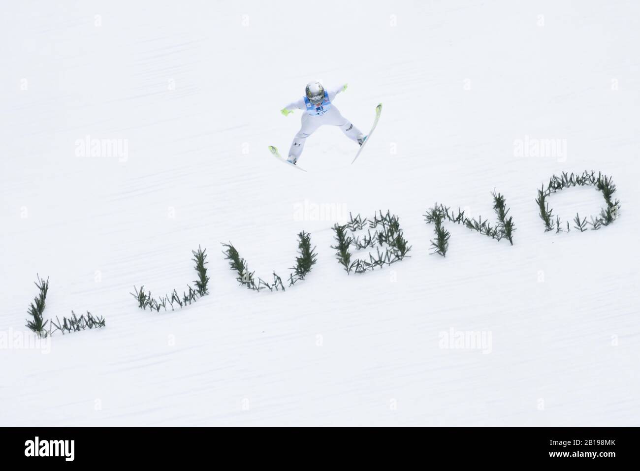 Spela Rogelj della Slovenia compete durante la FIS Ski Jumping World Cup Ljubno 2020 23 febbraio 2020 a Ljubno, Slovenia. (Foto Di Rok Rakun/Pacific Press) Foto Stock