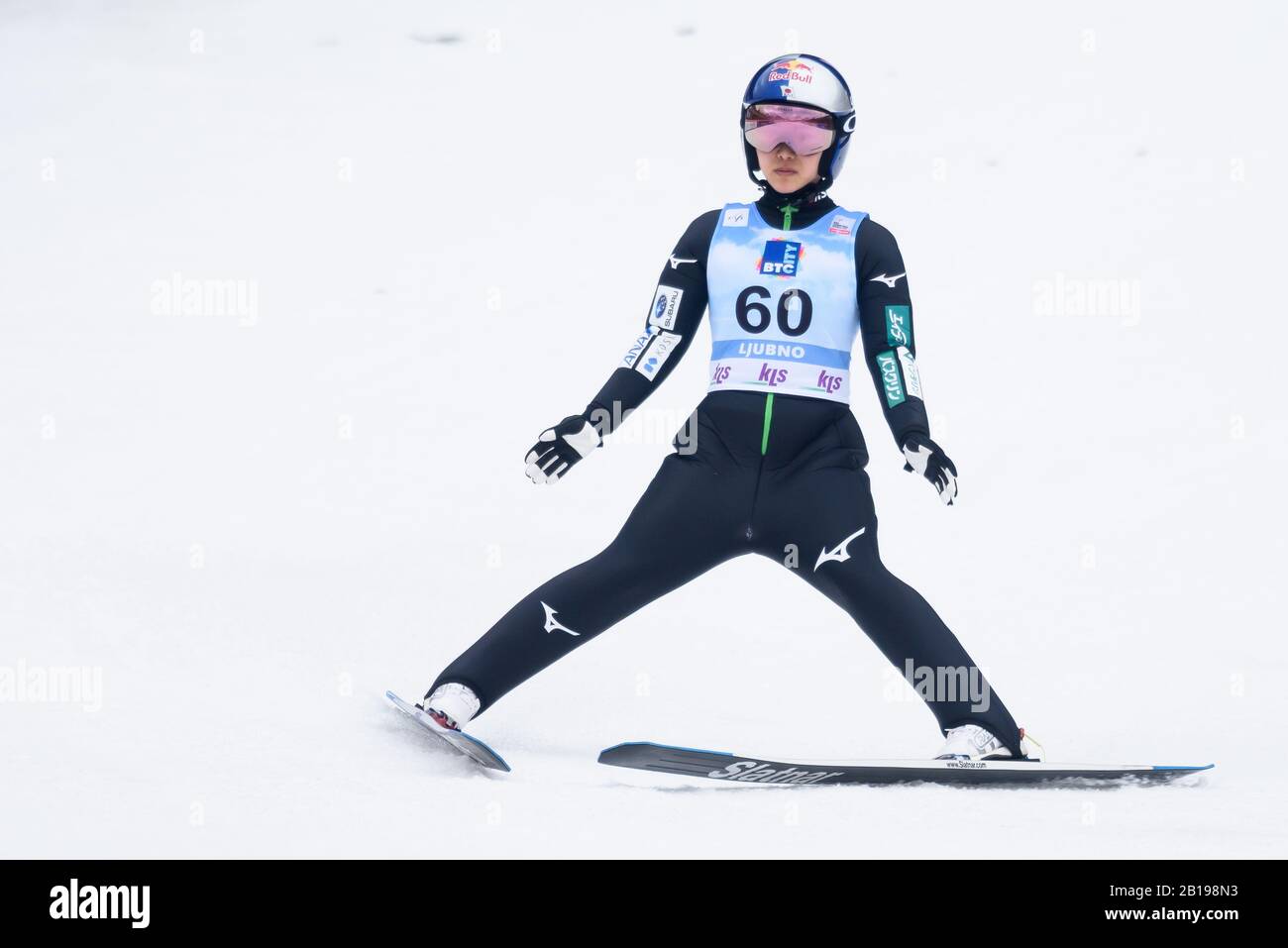 Sara Takanashi del Giappone compete durante la FIS Ski Jumping World Cup Ljubno 2020 23 febbraio 2020 a Ljubno, Slovenia. (Foto Di Rok Rakun/Pacific Press) Foto Stock