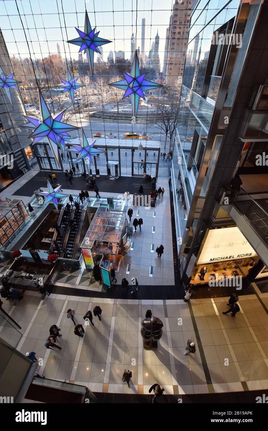 Manhattan, New York , NYC, Stati Uniti - 7 dicembre 2019. Interior Shopping Center a Manhattan, The Shops at Columbus Circle, Time Warner Center Foto Stock