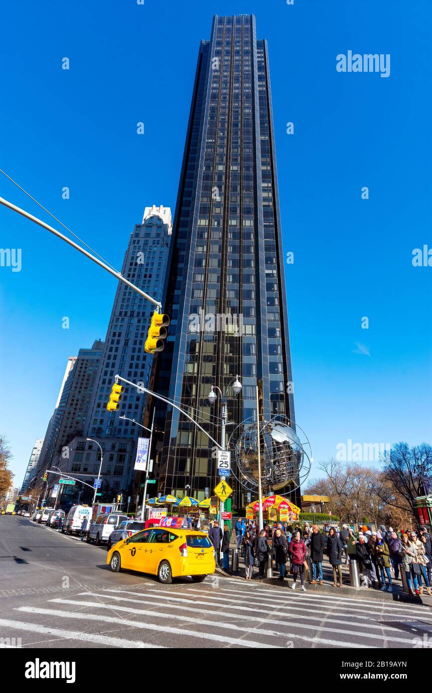 The Globe Sculpture by Kim Brandell at the Trump International Hotel near 59th Street Columbus Circle Subway Station. Vista sulla strada. Foto Stock