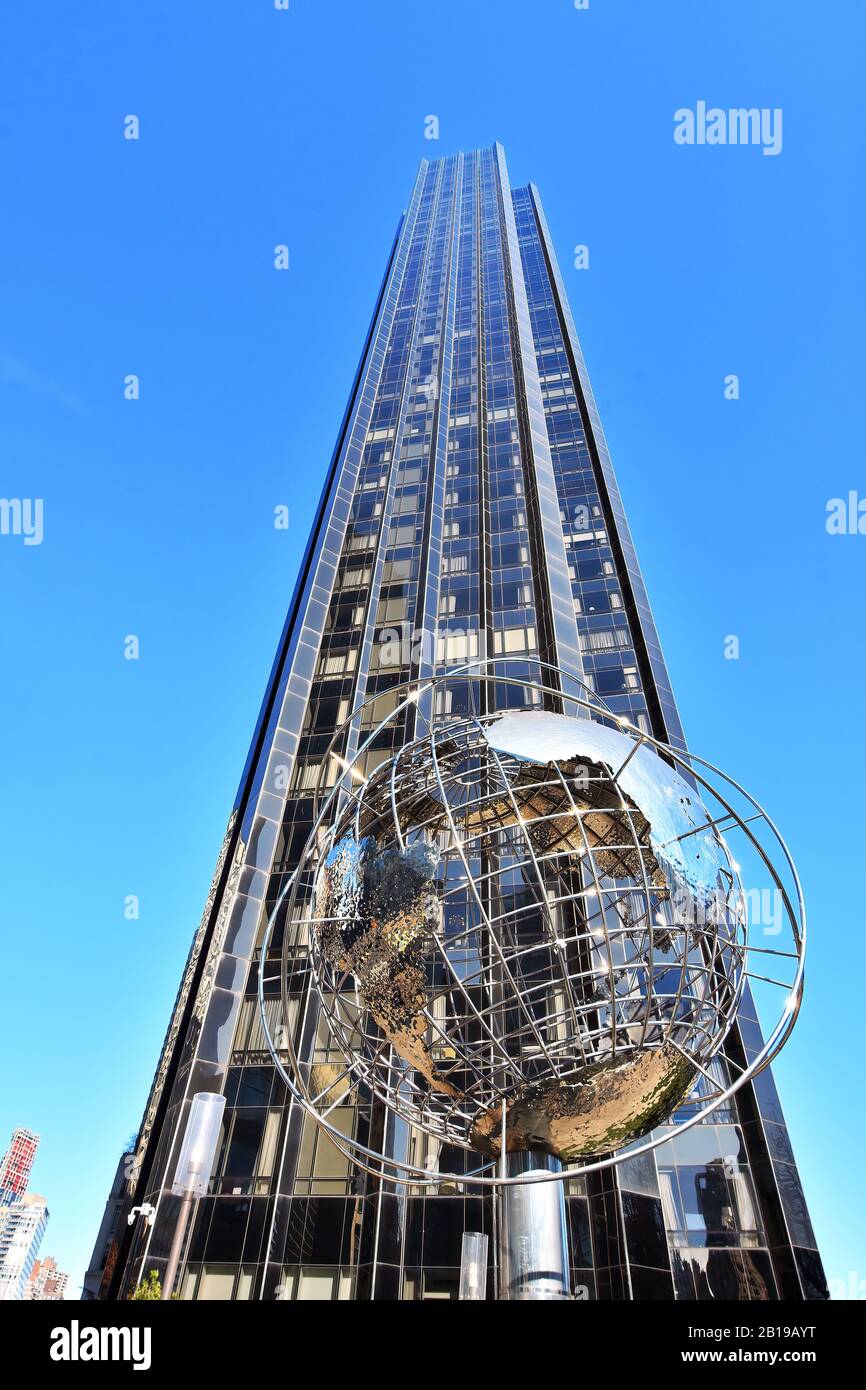 The Globe Sculpture by Kim Brandell at the Trump International Hotel and Tower near the entrance of 59th Street Columbus Circle Subway Station. Foto Stock