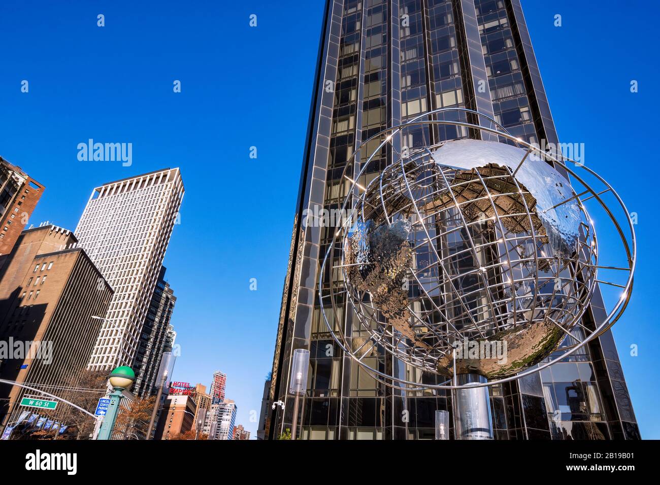 The Globe Sculpture by Kim Brandell at the Trump International Hotel and Tower near the entrance of 59th Street Columbus Circle Subway Station. Foto Stock