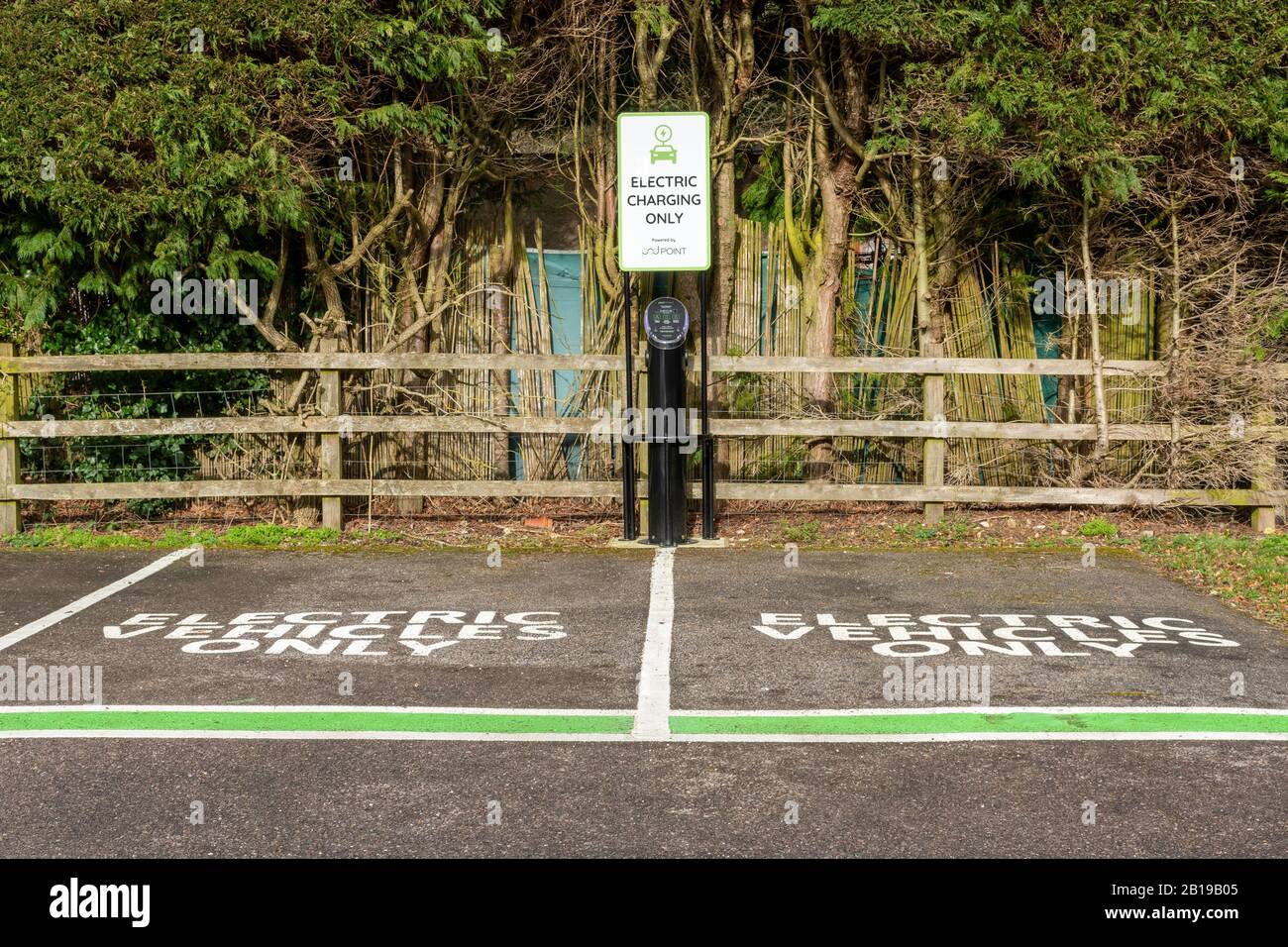 Un punto di ricarica elettrica e spazi per due auto elettriche, Regno Unito Foto Stock