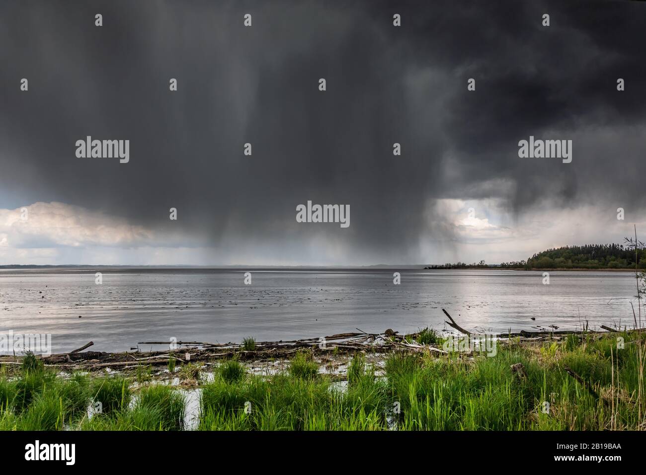 CloudBurst da una nube di tuono su un lago, Germania, Baviera, Lago Chiemsee Foto Stock