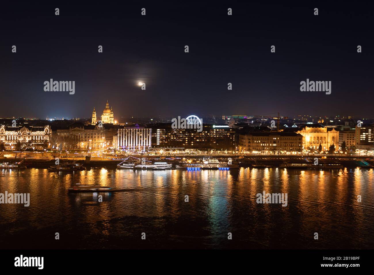 Budapest e il Danubio durante l'illuminazione notturna Foto Stock