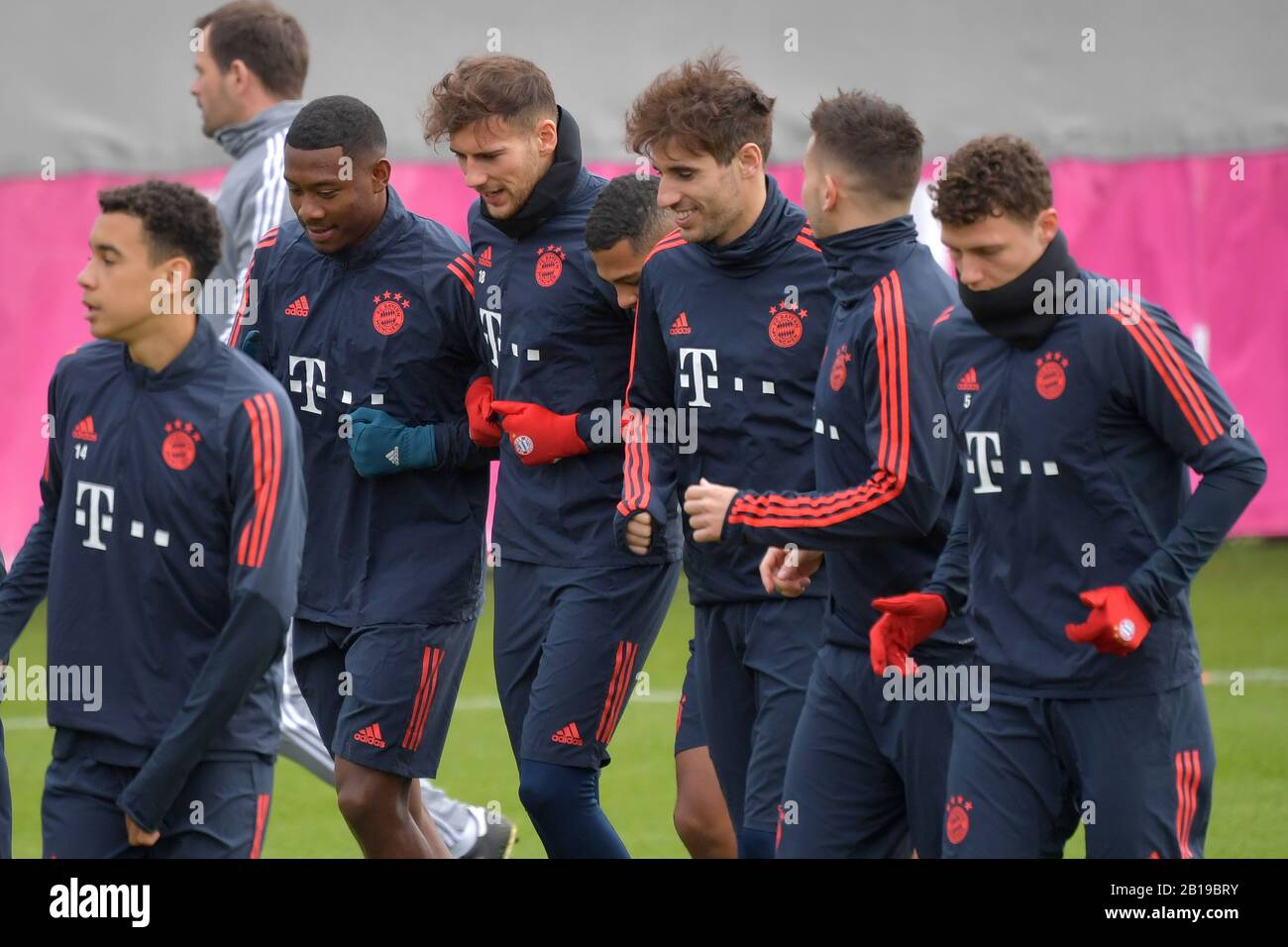 Ciao: V.li:David ALABA (FC Bayern Munich), Leon GORETZKA (FC Bayern Munich), Javi (Javier) MARTINEZ (FC Bayern Munich), Lucas HERNANDEZ (FC Bayern Munich), Benjamin PAVARD (FC Bayern Munich). Aktion.Lauftraining. Formazione finale FC Bayern Monaco prima del gioco della Champions League FC Chelsea-FC Bayern Monaco. Calcio, il 24th febbraio 2020. | utilizzo in tutto il mondo Foto Stock