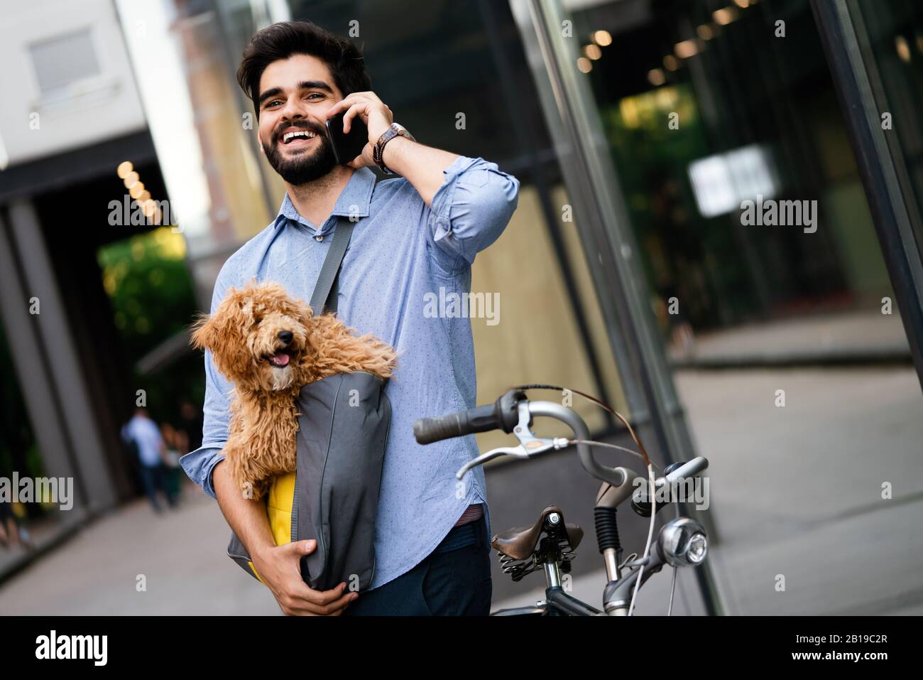 Stile di vita, trasporti, comunicazione e concetto di persone . Giovane uomo con bicicletta e smartphone Foto Stock