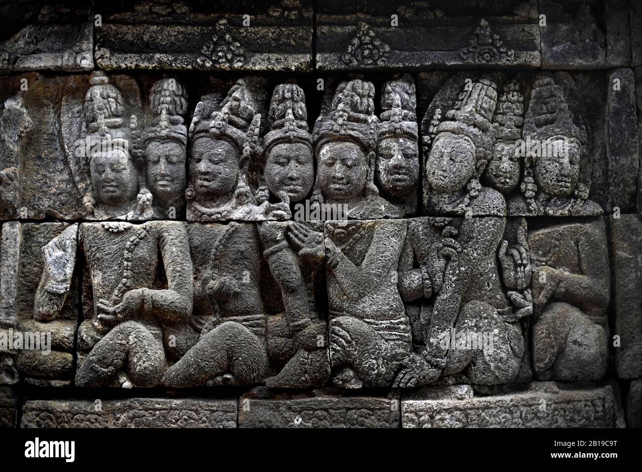 Uno dei migliaia di pannelli di rilievo nel Tempio di Borobudur, Giava Centrale, Indonesia. Foto Stock