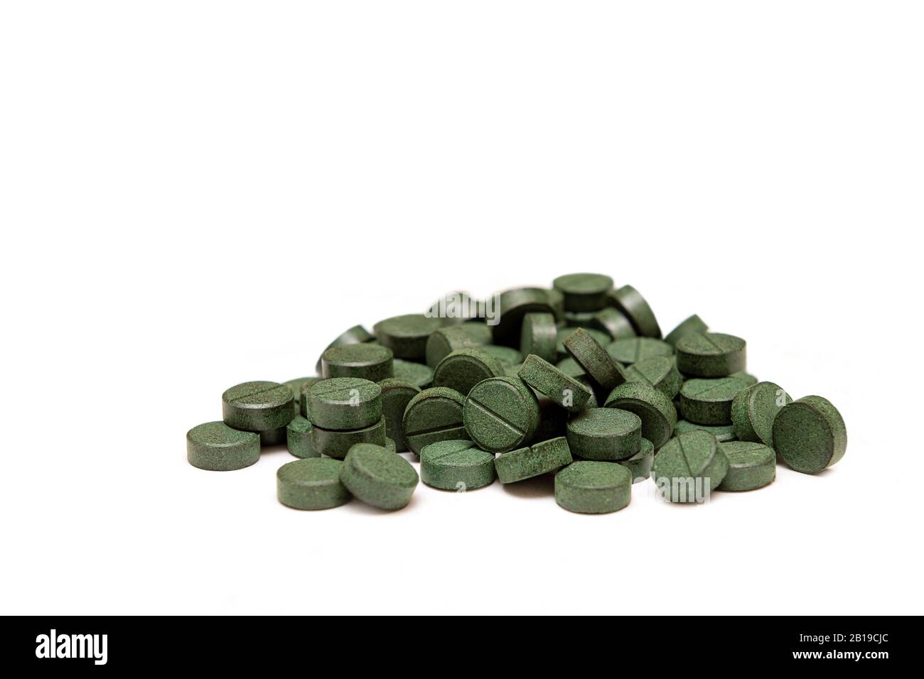 Spirulina pillole isolato su sfondo bianco, primo piano Foto Stock