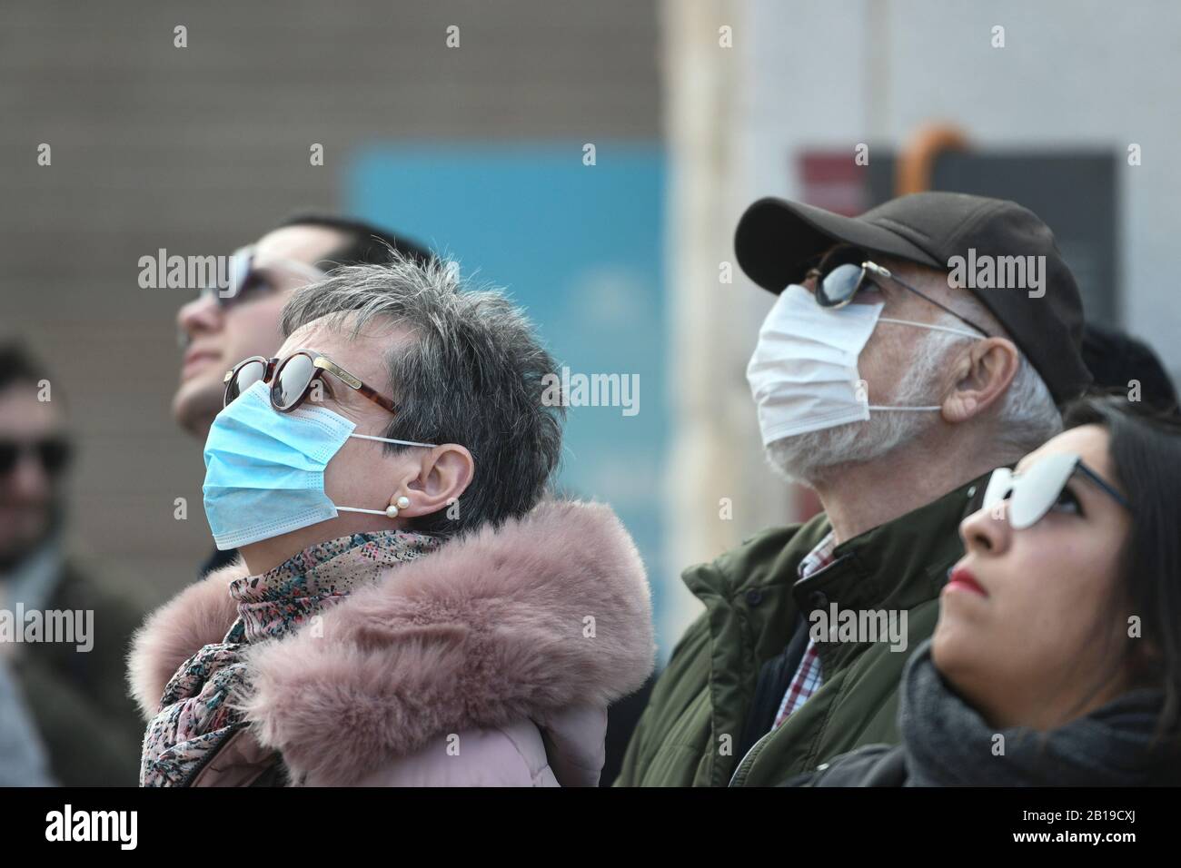 Coronavirus emergenza a Milano, cittadini e turisti passeggiare attraverso il centro della città indossando maschere protettive. Foto Stock