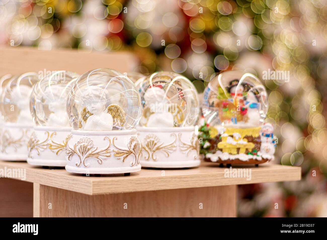 Decorazioni natalizie esposte per la vendita in negozio Foto Stock