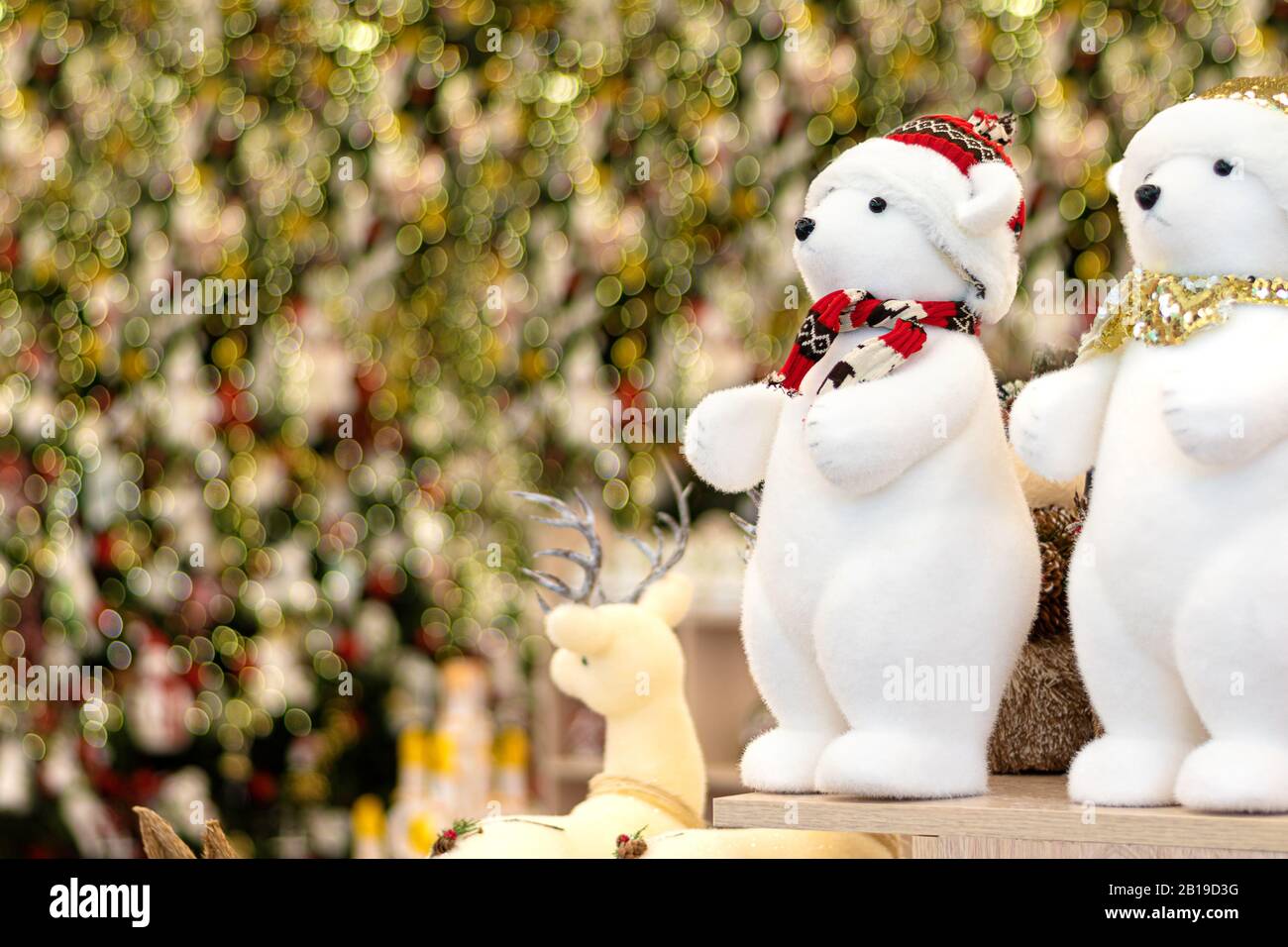 Decorazioni natalizie esposte per la vendita in negozio Foto Stock