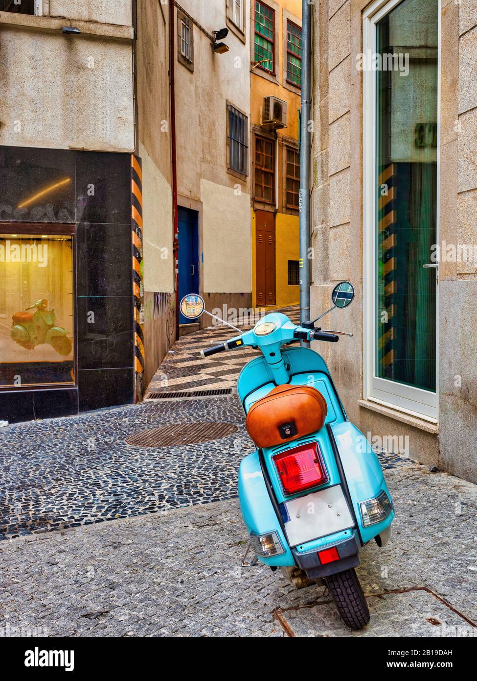 Scooter parcheggiato a Lisbona Street image Foto Stock