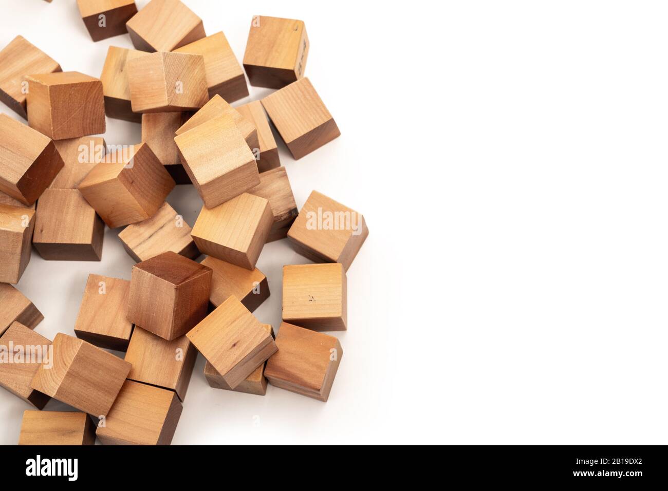 Un mucchio di cubi di legno nell'asilo. Cubetti di legno sparsi su sfondo bianco isolato Foto Stock