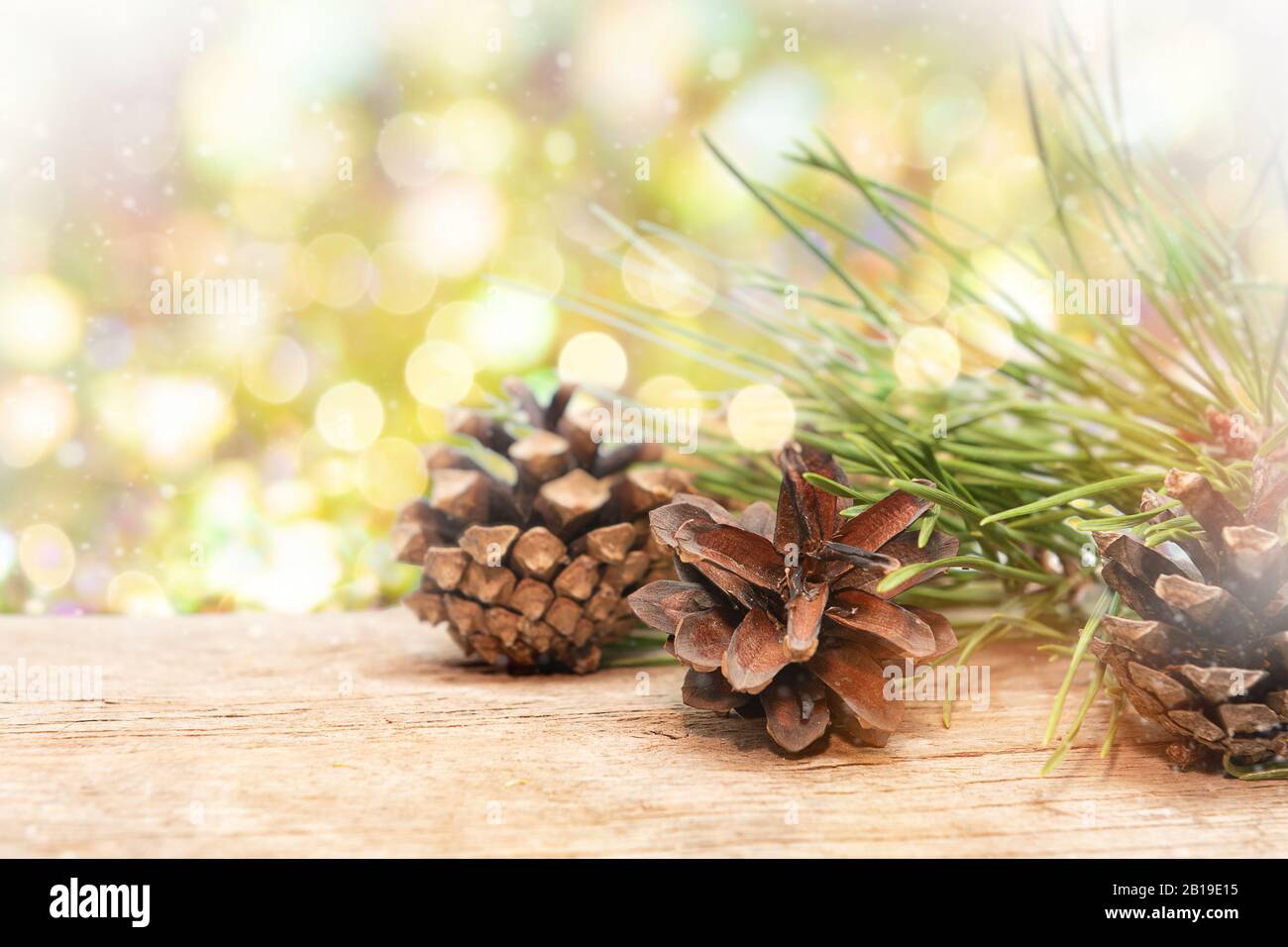 Coni di pino su sfondo di legno. Sfondo di Natale Foto Stock
