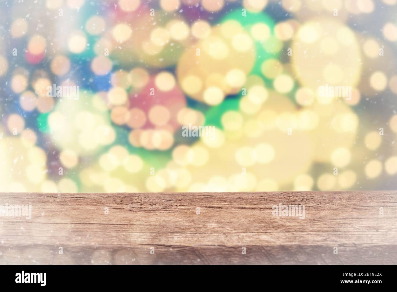 Vuoto marrone tavola di legno e bello Natale bokeh su uno sfondo Foto Stock