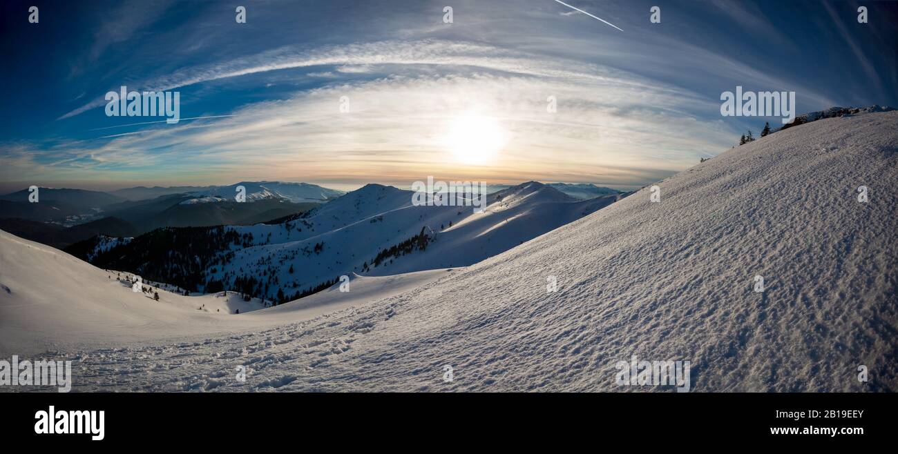 Vista panoramica del Monte Ciucas in inverno, parte della catena dei Carpazi rumeni Foto Stock