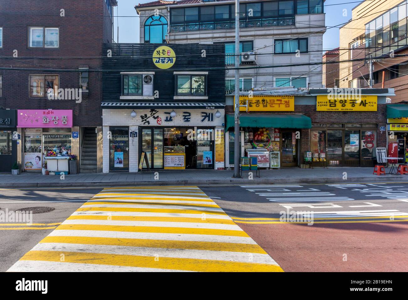 Negozi e zebra attraversando Bukchon ro, Seoul, Corea del Sud, Foto Stock